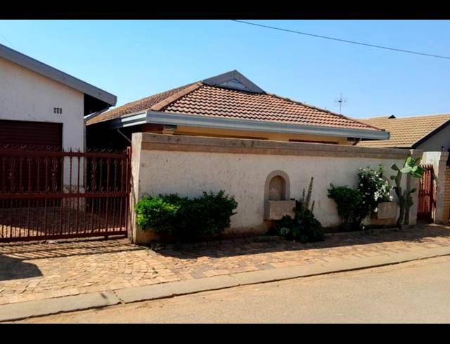 3 BEDROOM HOUSE FOR SALE IN PROTEA GLEN